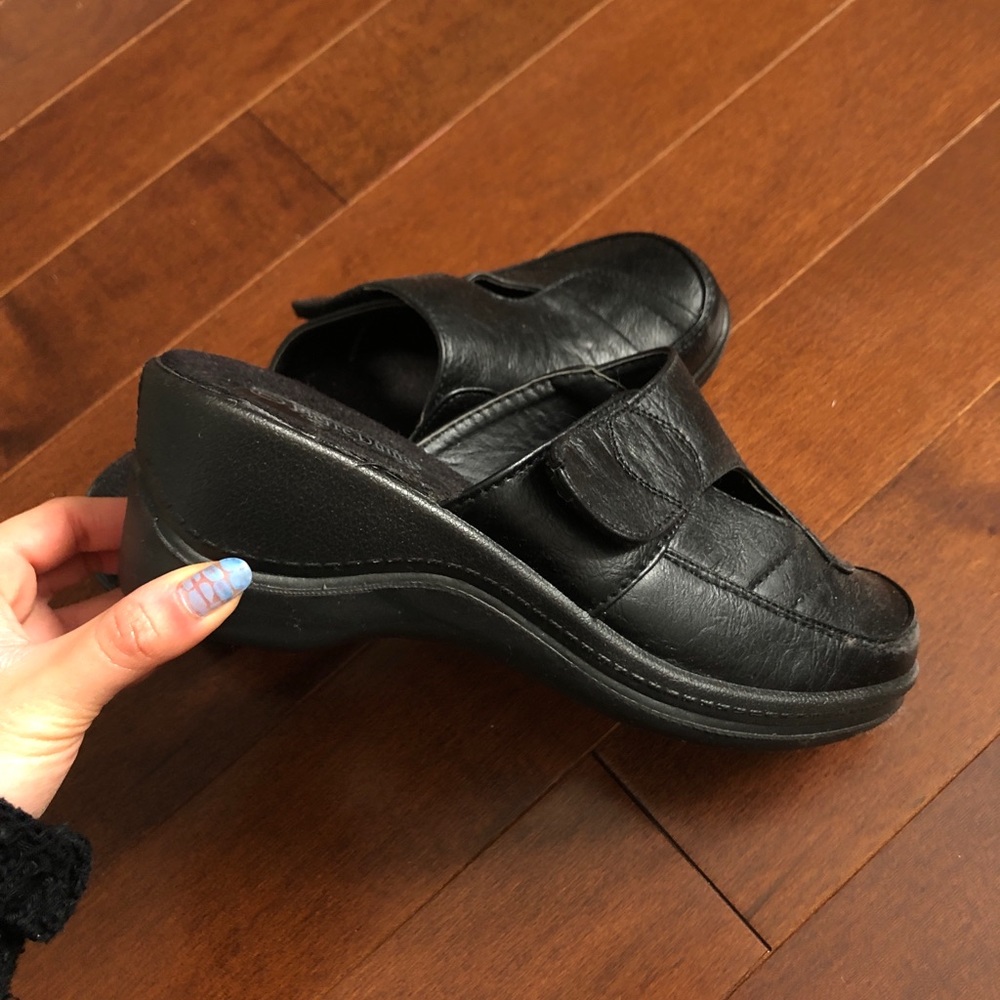 90s Leather velcro platform slip on sandal shoes by Pierre Dumas 🖤
